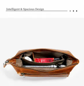 Gedetailleerd interieur van bruine leren tas met opbergvakken voor telefoon en accessoires
