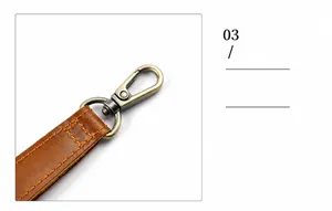 Detailopname van de vintage lederen riem met bronzen metalen draaibare haaksluiting