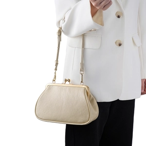 Sac sous le bras élégant en cuir grainé beige avec fermoir à boule en métal doré