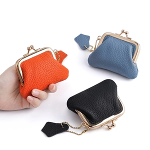 Mini portamonete in vera pelle con chiusura vintage in metallo e grana a sasso