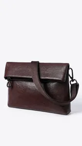 Nahaufnahme der braunen pflanzlich gegerbten Rindslederstruktur mit Vintage-Finish am Tasche