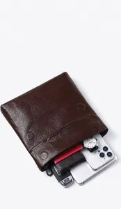 Makroaufnahme der braunen Crossbody-Tasche aus Leder zeigt den Innenraum und Stauraum