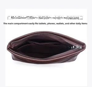 Détail du sac en cuir montrant les compartiments internes et la doublure violette