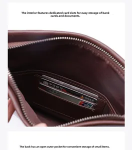 Détail de l'intérieur du sac en cuir marron avec fentes pour cartes et poche externe