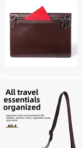 Détail du sac bandoulière en cuir marron foncé avec rangement spacieux pour l'essentiel