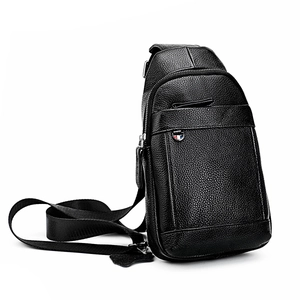 Bolso de pecho para hombre en cuero negro con patrón de lichi y correa ajustable de nylon