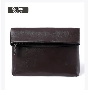 Vue détaillée du cuir tanné végétal marron café et de la fermeture éclair en métal