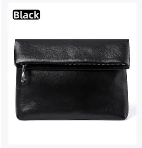 Vue détaillée de la sacoche noire en cuir tanné végétal avec texture grainée chic