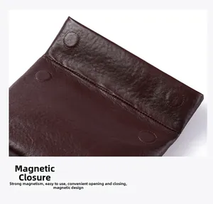 Détail du sac bandoulière en cuir tanné végétal avec fermeture magnétique invisible