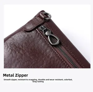 Détail de la fermeture éclair premium sur le sac bandoulière en cuir marron
