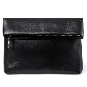 Sac à bandoulière minimaliste en cuir noir tanné végétal avec texture haut de gamme