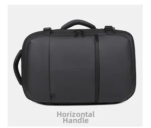 Détail d'un sac à dos noir pour ordinateur montrant la poignée de transport horizontale
