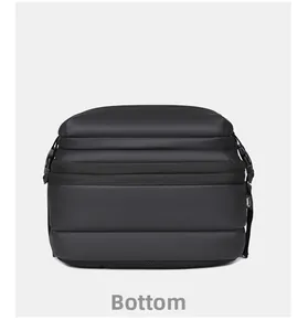 Vue détaillée du fond rembourré d'un sac à dos professionnel noir avec tissu en maille