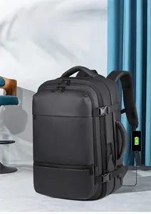Détail du sac à dos multifonction noir montrant le port USB et la boucle latérale