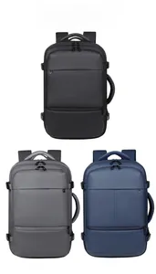 Détail du sac à dos pour ordinateur montrant le tissu imperméable en noir, gris et bleu