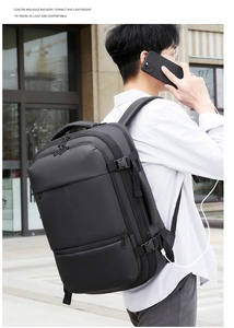 Vue latérale d'un sac à dos d'affaires noir avec port de charge USB et boucles latérales