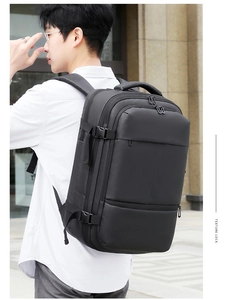 Détail des compartiments zippés multicouches et du tissu imperméable du sac à dos noir