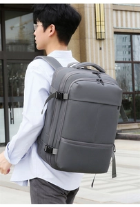 Détail d'un sac à dos professionnel gris foncé montrant la boucle et les compartiments