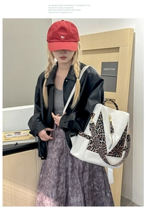 Détail d'un sac à dos blanc en similicuir avec bretelles et motifs imprimé léopard chic