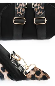 Détail de la bandoulière léopard réglable avec boucles métalliques dorées du sac