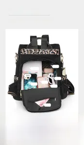 Vue détaillée du rangement intérieur du sac à dos en nylon léopard à compartiments multiples