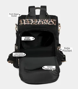 Détails de l'intérieur d'un sac à dos en nylon noir avec bordures léopard et rangements