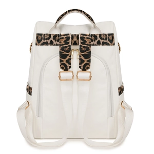 Sac à dos chic en toile crème avec détails léopard et finitions dorées sur fond blanc