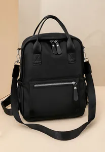 Nahaufnahme des schwarzen wasserdichten Nylon Rucksacks mit silbernen Beschlägen