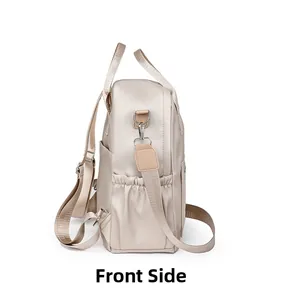 Seitenansicht des beigen wasserfesten Nylon-Rucksacks mit elastischer Tasche und Hardware