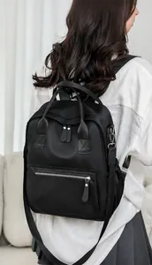 Detail des wasserdichten schwarzen Nylon-Rucksacks mit glatter Textur und Reißverschluss