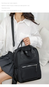 Nahaufnahme eines schwarzen wasserabweisenden Nylon-Rucksacks mit silbernen Reißverschlüssen