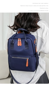 Minimalistischer dunkelblauer wasserfester Nylon-Rucksack mit Leder-Zippern an Model
