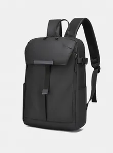 Detailansicht von wasserfestem schwarzen Business-Rucksack mit gepolsterten Trägern