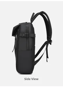 Seitenansicht des wasserdichten schwarzen Reiserucksacks mit verstellbaren Schnallen