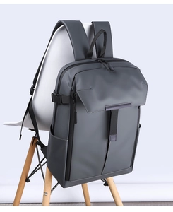 Detailansicht eines wasserfesten Business-Rucksacks mit Schnallenverschluss