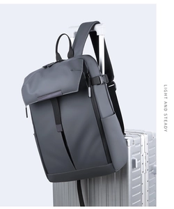 Wasserabweisender Business-Rucksack auf Koffergriff mit Trolley-Befestigung