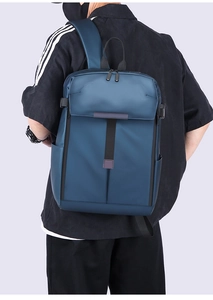 Rückansicht eines dunkelblauen wasserdichten Business-Rucksacks mit Roll-Top-Design am Model