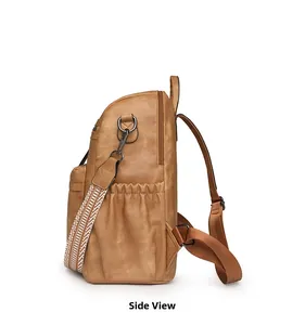 Vista lateral de la mochila de cuero marrón con bolsillo elástico y correa tejida