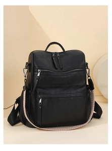 Detalle de mochila vintage de cuero PU negro con correa de hombro tejida y desmontable