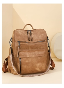 Detalle de mochila retro de cuero PU marrón con textura vintage y correa geométrica ancha