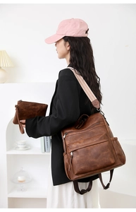 Detalle de mochila vintage marrón con correa tejida bohemia y pequeño bolso de mano a juego