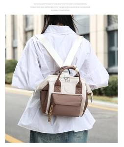 Detalle de un bolso cambiador chic crema y marrón en un entorno de estilo de vida al aire libre