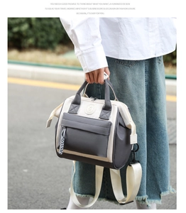 Detalle de bolso impermeable bicolor con bolsillos exteriores y correas multifuncionales