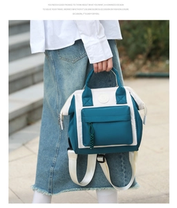 Mochila de doble uso para madres con diseño de contraste bicolor en un entorno informal