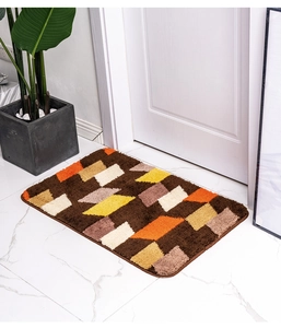 Detail van bohemien geometrisch vloerkleed met dikke pluche textuur en antisliprand