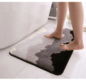 Dettaglio del tappeto da bagno in morbida microfibra con motivo a nuvole grigie sfumate vicino alla vasca