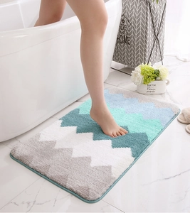 Détail du tapis de bain à vagues bleues et grises avec texture épaisse et absorbante