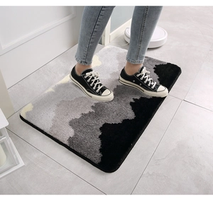 Dettaglio del morbido tappetino da bagno con design astratto moderno grigio e nero