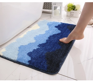 Dettaglio del motivo a onde blu sfumate sul tappetino da bagno assorbente e antiscivolo