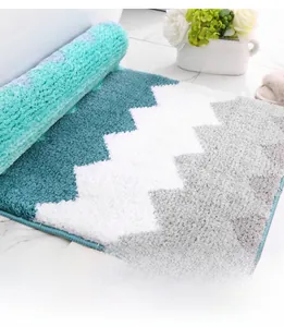 Gros plan sur la texture floquée épaisse et le motif ondulé de ce tapis de bain